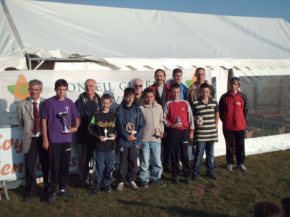 Les lauréats en catégorie cadets avec les personnalités et dirigeants Les lauréats en catégorie cadets avec les personnalités et dirigeants