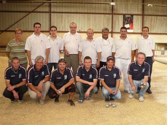 Debout (en blanc) la formation de la Boule d'Or Gaillac et accroupie (en bleu) l'équipe de Sébazac PC