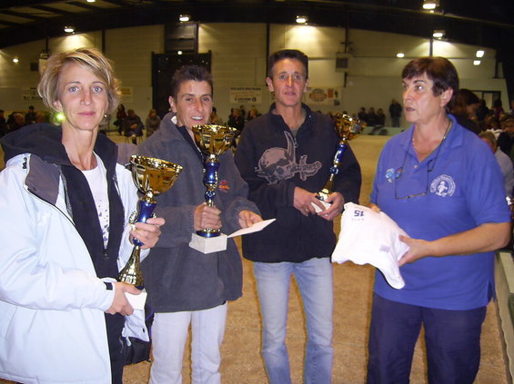Véronique Romulus, Nelly Carcelés et Marielle Julien (3èmes en 2007 et 2008) avec Thérèse Ferrières (Organisatrice) Véronique Romulus, Nelly Carcelés et Marielle Julien (3èmes en 2007 et 2008) avec Thérèse Ferrières (Organisatrice)