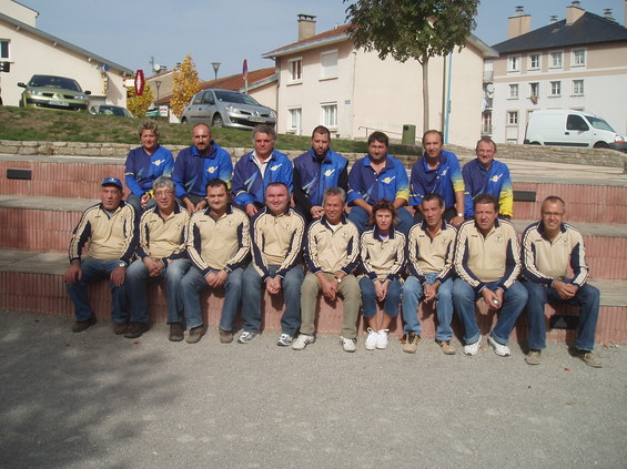 Deuxième rang, la formation de P.Villefranche, premier rang  l'équipe du Quatre-Saisons PC