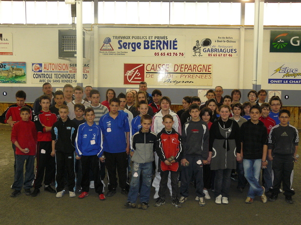 La photo de famille des jeunes, féminines et éducateurs à St Eloi