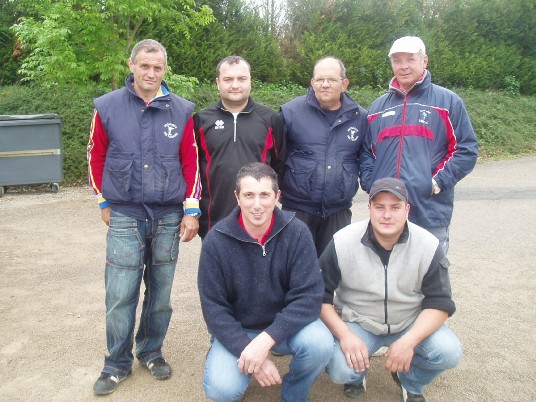 Debout: Michel Molines, David Solignac, Bernard Hautcolas (Quatre-Saisons), Michel Goutes (Sébazac) - accroupis : Bernard Unal (président Flavin), Benjamin Delagne (Flavin) Debout: Michel Molines, David Solignac, Bernard Hautcolas (Quatre-Saisons), Michel Goutes (Sébazac) - accroupis : Bernard Unal (président Flavin), Benjamin Delagne (Flavin)