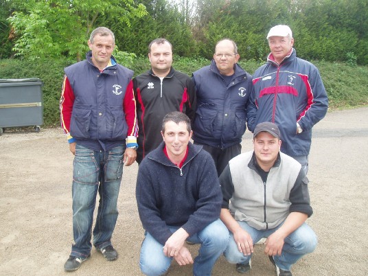 Debout: Michel Molines, David Solignac, Bernard Hautcolas (Quatre-Saisons), Michel Goutes (Sébazac) - accroupis : Bernard Unal (président Flavin), Benjamin Delagne (Flavin)