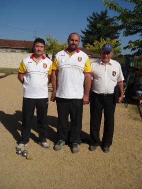 Sylvain Thérondel-Jean Delhon (Villefranche), finalistes en doublette, à St Juéry (ici avec Jacques Edouard)