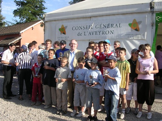 Le groupe des jeunes lauréats avec les élus et organisteurs Le groupe des jeunes lauréats avec les élus et organisteurs