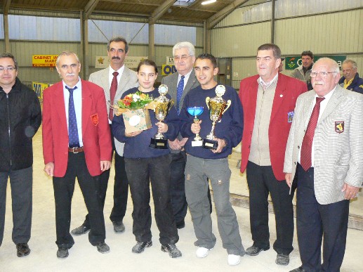 Les champions Laëtitia Bousquet et Stéphane Delforge (Boule d'Or Gaillac 81) avec les personnalités