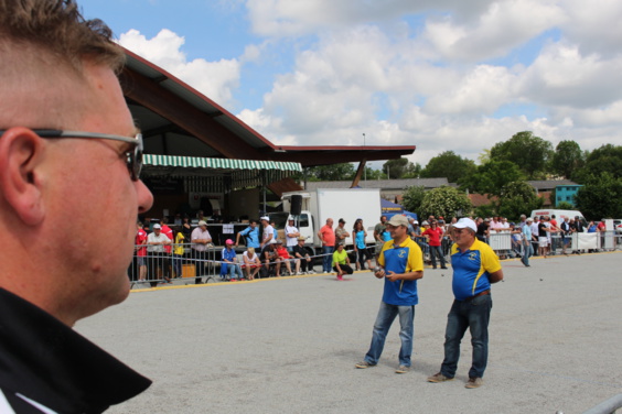 L'arbitre Darek, avec un oeil sur les terrains d'honneur! L'arbitre Darek, avec un oeil sur les terrains d'honneur!