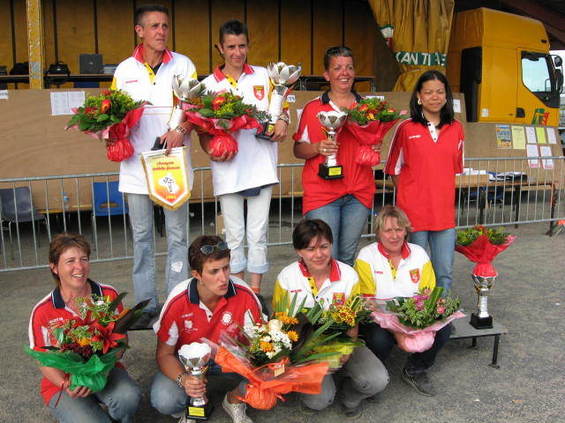 debout : Marielle Julien-Nelly Carcelés (Sébazac, Championnes) et Marie Noté-Aurélie Teriot (Quatre-Saisons) ; accroupies : Corinne Mathieu-Stéphanie Martin (Le Monastère) et Valérie Pègues-Nathalie Rodes (Onet Village)
