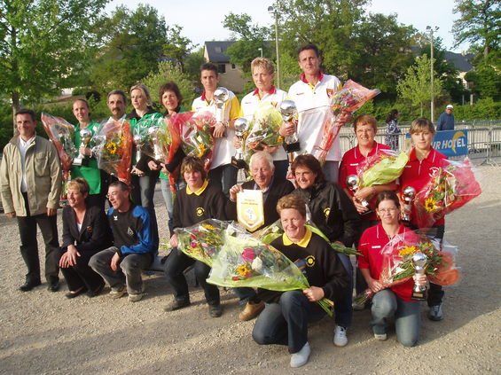 Le podium des féminines avec les personnalités et les organisateurs Le podium des féminines avec les personnalités et les organisateurs