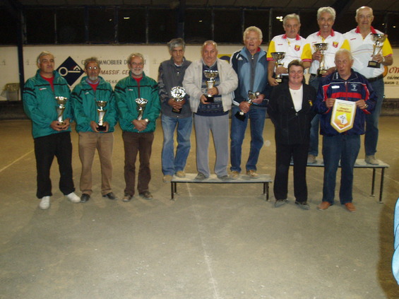 Sur le podium vétéran (de g à d) : Robert Carel-Francesco Testa-Gaby Bouzat (PJ Millau), Gérard Féral-Paul Guatelli-Paul Peyracchia (Creissels), André Routaboul-Guy Féral-Francis Viargues (Sébazac) avec Nathalie Bujna (Comité) et Pierre Arnal (Pt