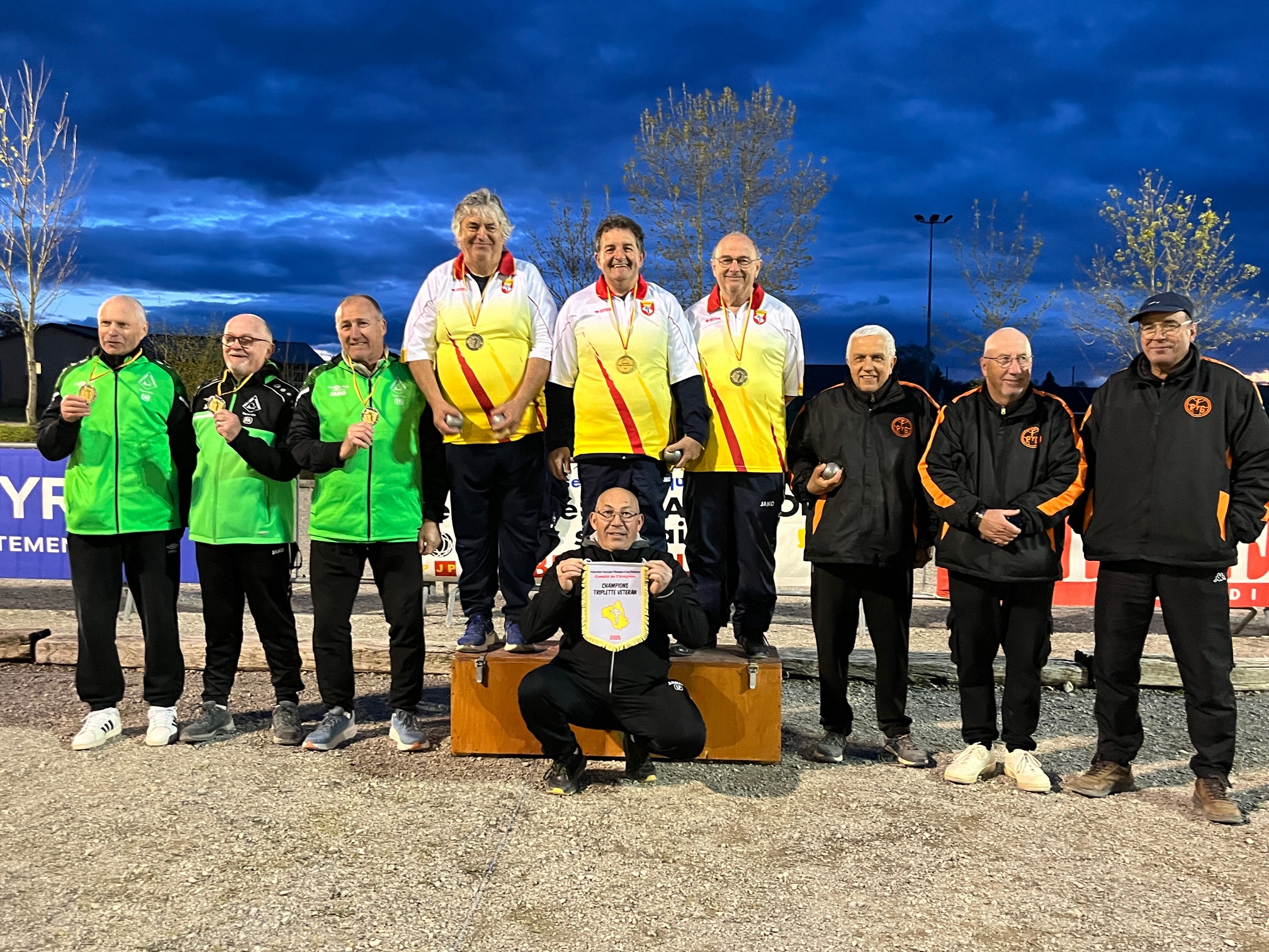 A la 2ème place à gauche : Robert Thierry, Malet Dominique et Arnal Francis de la Pétanque Primauboise. Champions les Villefranchois : Guilhem Claude, Nunzio Bruno et Pourcel Dominique. 3ème place pour l'équipe du Gua : Corceiro Antoine, Gres Hervé et Arnal Francis.