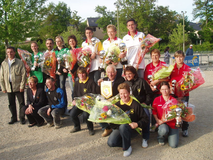 Le podium des féminines avec les personnalités et les organisateurs